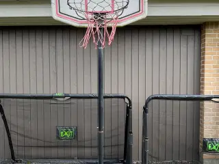 Basketballkurv på stander 