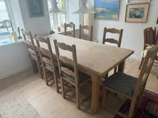 Spisebord i massiv Eg
