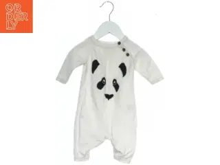 Heldragt med panda-design fra KappAhl (str. 56)