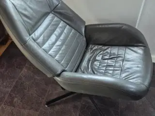 Grå drejelig læderstol med skammel