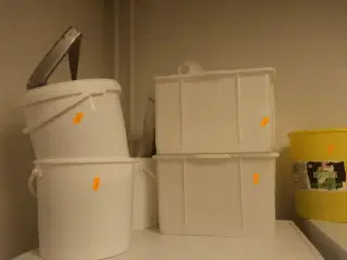 Diverse bakker med indhold