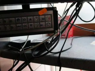 2 stk. computerskærme samsung med 2 stk. betjeningspaneler