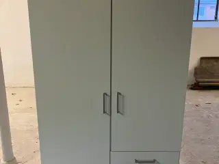 Skab - hvidt tøjskab