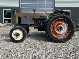 Fordson Major Motoren mangler, men mange god dele.
