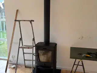 Brændeovn med skorsten 