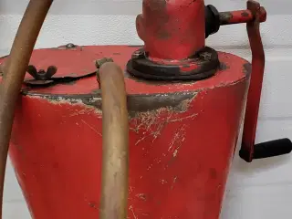 Rød oliepumpe med tønde 