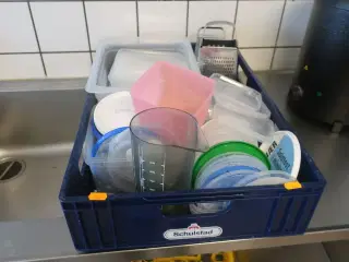 Bakke med køkkenredskaber