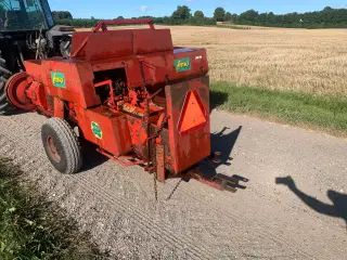 Småballepresser pæn stand