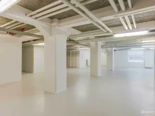 Lejemål til brug for webshop. showroom eller anden kreativ aktivitet - med egen vareelevator.