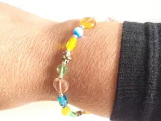 Armbånd, lys gul, blå, klare perler