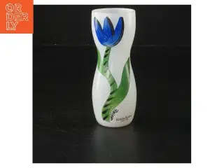 Kosta Boda vase med blomstermotiv (str. 12 cm) fra Kosta Boda