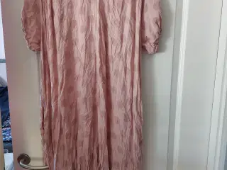 Lyserød kjole med lommer 