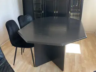 Spisestue, dækketøjsskab, bord med 6stole og plade