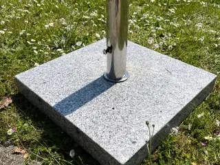 Granit parasolfod i rigtig fin stand