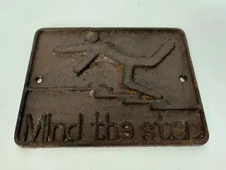 Vintage støbejernsskilt 'Mind the step'