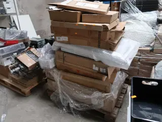 Palle med div. Reservedele bl.a. køleskabsdøre m.m.