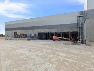 Unik mulighed for logistiklejemål kun 30 minutter fra det centrale København – konkurrencedygtig husleje og effektiv logistikplads.