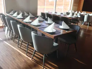 Fire borde og 12 nye stole