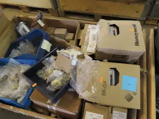 Palle med div. Målere og fittings
