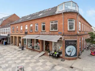 Flot hjørnebutik i gågaden
