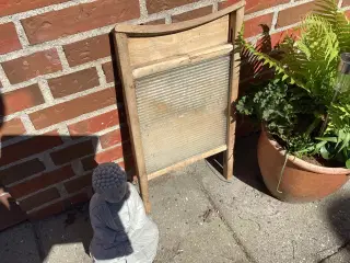 Gammel Vasebræt med glas plade til pynt ude i Have