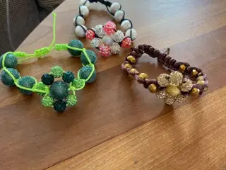 Nye knyttede armbånd