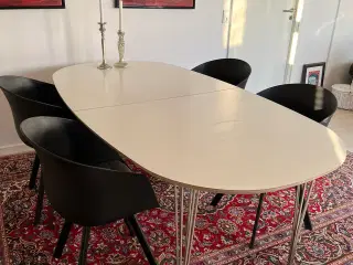 Spisebord + 4 stole