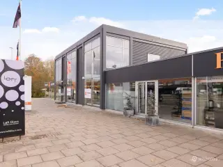 Fleksibelt butikslejemål med lager og portadgang