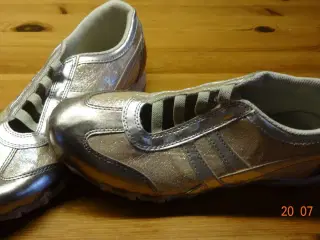 Skinnende sko i sølv/lyserød