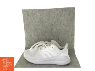 Sko fra Adidas (str. 28)