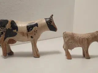 Fængselslegetøj: Ko og kalv i træ.