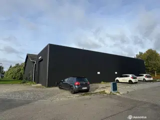 Perfekt Erhvervslokale for Bilsyn. Værksted eller Bilvask