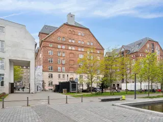 Kontorlejemål med rå detaljer og moderne faciliteter - tæt på Islands Brygge metrostation.