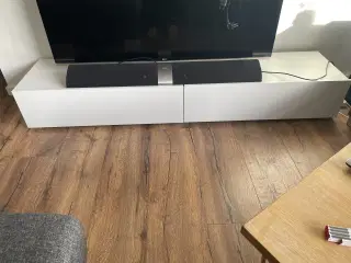 Tv-bord - et stort og et lille. 