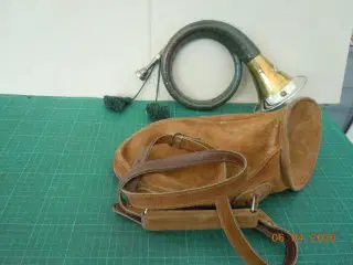 Jagthorn, Fürst Pless i lædertaske med rem.