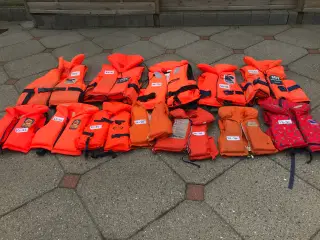 Redningsveste i forskellige størrelser til dalg