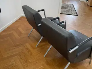 2 lænestole i skind