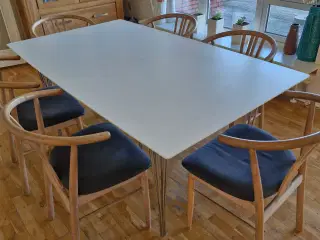Spisebord  + 4 tillægsplader 