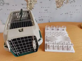 Transportkasse og aktivitetsbord til kat