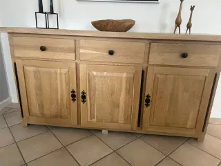 Massiv egeskænk lavet af en snedker