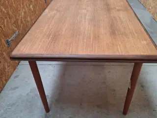 Teak spisebord
