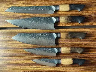 Stort knivsæt udført i 67 lags Damaskus stål.