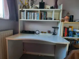 Skrivebord med overreol, hvidt.