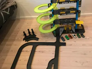 Bilgarage i 3 etager med ekstra bilbane