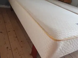 2 Boksmadrasser med ben