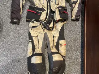 STR Lindstrands hel dragt