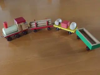 Tog og lastbil i træ