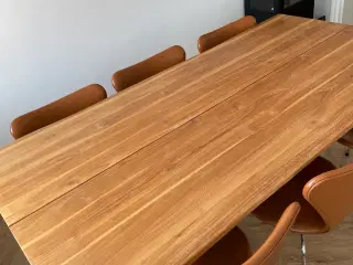 Massivt spisebord