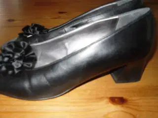 Søde sorte sko. Str 38 Mrk. Jasmin.