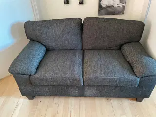 Sofa 2 persones sofa sort/ grå gnit 150kr.